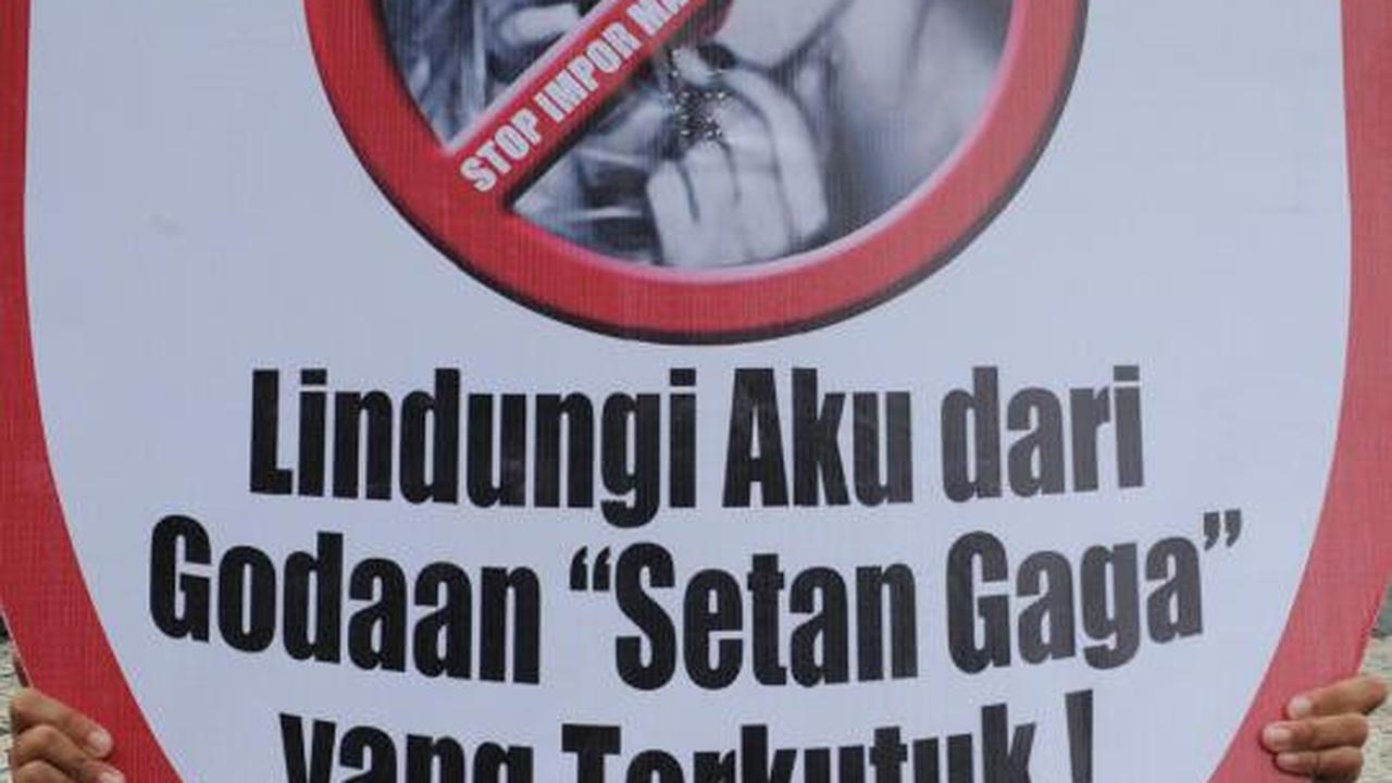 Seorang demonstran membawa poster penolakan konser Lady Gaga pada aksi 