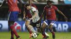 Aksi pemain Argentina, Lionel Messi (tengah) melewati adangan para pemain Haiti pada laga uji coba di Buenos Aires, Argentina, (29/5/2018). Argentina menang 4-0. (AP/Victor R. Caivano)
