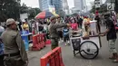 Satpol PP DKI Jakarta menertibkan PKL yang berdagang di kawasan Car Free Day, Bundaran HI, Jakarta, Minggu (20/1). Penertiban dilakukan karena telah membuat ketidaknyamanan bagi para pengunjung CFD yang ingin berolahraga. (Liputan6.com/Faizal Fanani)