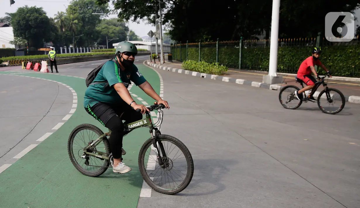 Pengguna sepeda berputar balik saat pengalihan jalur pesepeda di kawasan Sudirman-Thamrin, Jakarta, Minggu (5/9/2021). Pemberlakuan jalur ganjil genap pada masa PPKM membuat pengguna sepeda dilarang melintasi kawasan ganjil-genap pagi ini. (Liputan6.com/Angga Yuniar)