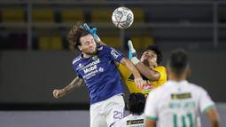 Persib mengawali pertandingan ini dengan berupaya tampil menekan pertahanan PSS Sleman. Upaya dari pemain Persib Bandung untuk mengancam gawang PSS Sleman belum membuahkan hasil. (Bola.com/Bagaskara Lazuardi)