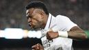 Pemain Real Madrid, Vinicius Jr melakukan selebrasi setelah tendangannya salah diantisipasi oleh pemain Barcelona, Ronald Araujo yang berujung menjadi gol pada laga pekan ke-26 Liga Spanyol 2022/2023 di Camp Nou, Barcelona, Senin (20/03/2023). Blaugrana menang dengan skor 2-1 pada pertandingan yang bertajuk El Classico tersebut. (AP Photo/Joan Mateu)