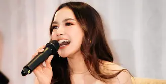 Rehat sejenak setelah melahirkan, Mahalini Raharja bakal comeback dengan album baru. Jelang comeback, Mahalini Raharja gelar hearing session yang obati rasa rindu penggemar [@annakrsslee]