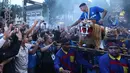 Striker Persib Bandung, Ciro Alves menyapa para fans dari atas Singa Depok setelah tiba bersama rombongan tim di Gedung Sate, Kota Bandung, Sabtu (1/6/2024) sore usai melakukan pawai juara BRI Liga 1 2023/2024. (Bola.com/M Iqbal Ichsan)