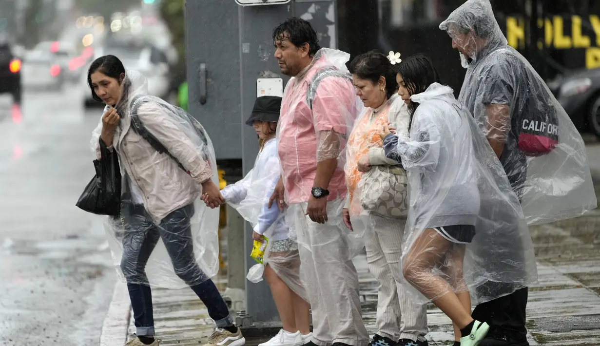 Badai Hilary memiliki kecepatan angin maksimum 60 mph pada Minggu sekitar pukul 14.00 waktu seempat dan berada sekitar 185 km di selatan-tenggara San Diego.  (AP Photo/Chris Pizzello)