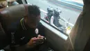 Perjalanan Titus Bonai dan tim Sriwijaya menuju Stadion Utama Gelora Bung Karno dikawal ketat polisi, Minggu (18/10/2015). (Bola.com/Nicklas Hanoatubun)
