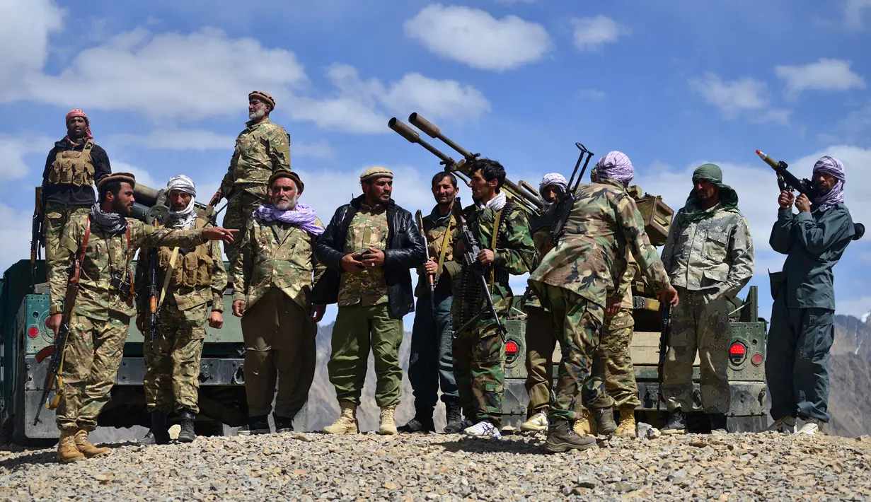 Personel gerakan perlawanan Afghanistan dan pasukan pemberontakan anti-Taliban berjaga di Kotal-e Anjuman, Distrik Paryan, Provinsi Panjshir, Afghanistan, 23 Agustus 2021. Taliban mengatakan pasukannya telah mengepung pasukan perlawanan yang bersembunyi di Lembah Panjshir. (Ahmad SAHEL ARMAN/AFP)