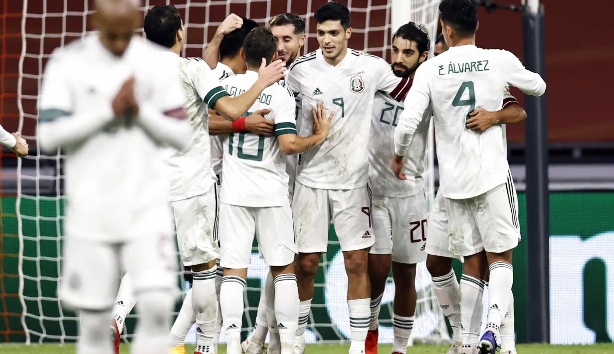 Para pemain Meksiko melakukan selebrasi setelah mencetak gol ke gawang Belanda pada laga persahabatan di Johan Cruyff Arena di Amsterdam (7/10/2020). Meksiko menang 1-0 atas Belanda. (AFP/ANP/Maurice Van Steen)