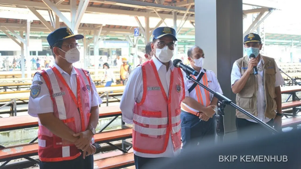 Menhub Budi Karya Sumadi memantau pergerakan penumpang pada KRL Jabodetabek di Stasiun Manggarai, Jakarta pada hari kedua Lebaran, Jumat (14/5/2021). Dok: Kemenhub