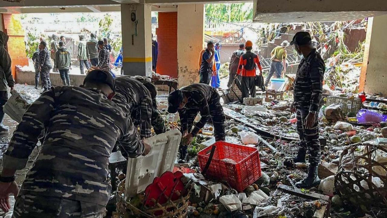 FOTO: TNI AL Bantu Warga Terdampak Banjir Bandang di Denpasar