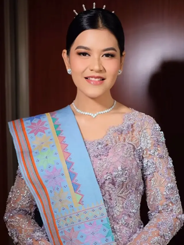 Potret Menawan Khas Ibu Pejabat Kahiyang Ayu Saat Pelantikan Kepala Daerah, Pakai Kebaya Lilac dan Ulos