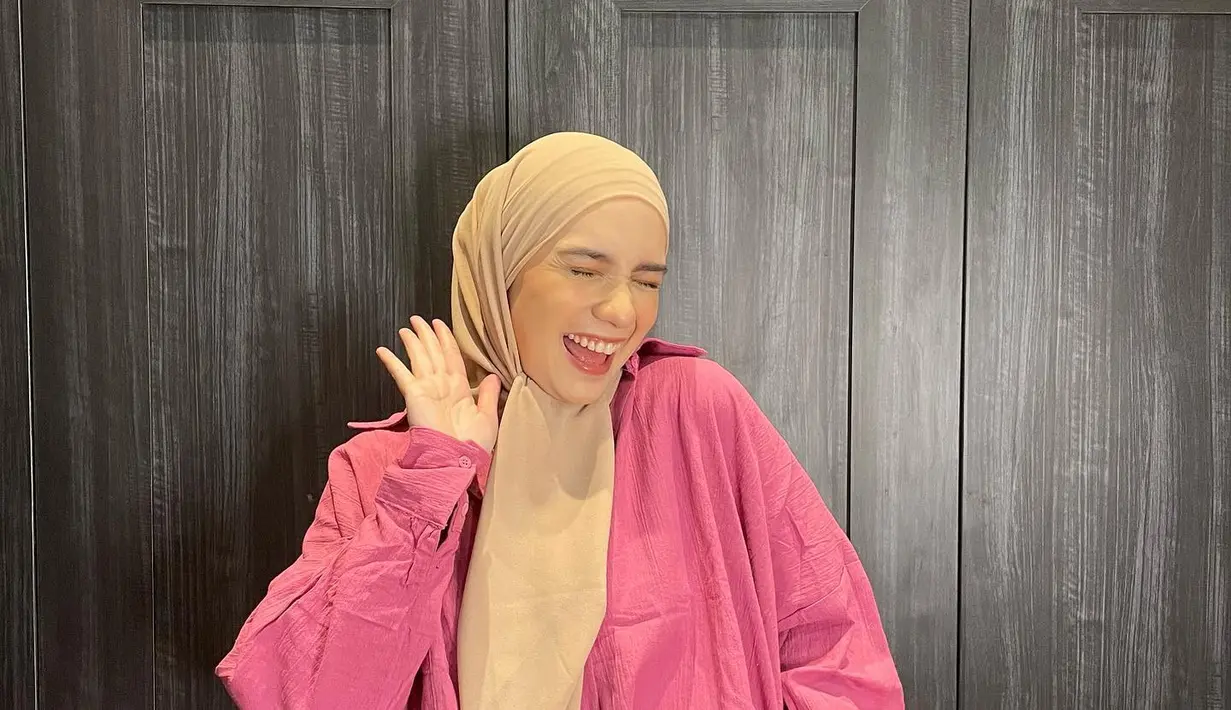 Hijab yang menjadi aksen seperti syal di bagian depan juga bisa jadi ide jilbab Lebaran. [Foto: @anneofficial1990]