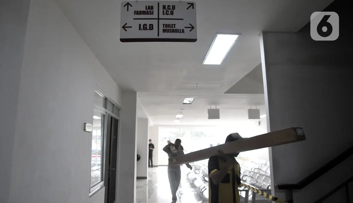 Petugas menyiapkan pembangunan Rumah Sakit Darurat Penanganan COVID-19 di Wisma Atlet, Kemayoran, Jakarta, Minggu (22/3/2019). RS Darurat Penanganan COVID-19 dilengkapi dengan ruang isolasi, laboratorium, radiologi, dan ICU. (merdeka.com/Iqbal S. Nugroho)