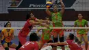 Pevoli putri Jakarta Electric PLN berusaha mengembalikan bola saat laga melawan Jakarta Pertamina Energi di Hall A Senayan, Jakarta, Minggu (21/3/2015). Tim Jakarta Electric PLN menang atas Jakarta Pertamina Engergi. (Liputan6.com/Johan Tallo)
