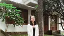 Tampilan smart casual yang cocok untuk hangout maupun ke kampus, padukan top dan celana panjang warna hitam dengan blazer putih. (Instagram/ersyaurel).