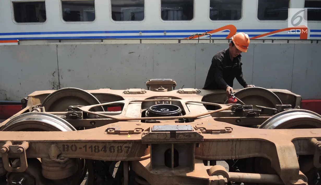 Petugas melakukan perbaikan pada gerbong kereta api di Depo Kereta Poncol Semarang, Kamis (31/5). PT Kereta Api Indonesia sudah bersiap-siap menyambut arus mudik dan arus balik lebaran dengan mempersiapkan armadanya. (Liputan6.com/Gholib)