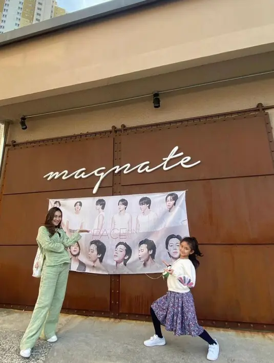 Tampil kekinian dan stylish, Ayu Ting-Ting disebut semakin mirip warga lokal.  [Foto: IG/ayutingting92].