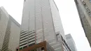 Penampakan gedung pencakar langit yang ditabrak sebuah helikopter di pusat Manhattan, New York, Amerika Serikat, Senin (10/6/2019). Warga dalam gedung mengaku merasakan guncangan kuat. (AP Photo/Mark Lennihan)