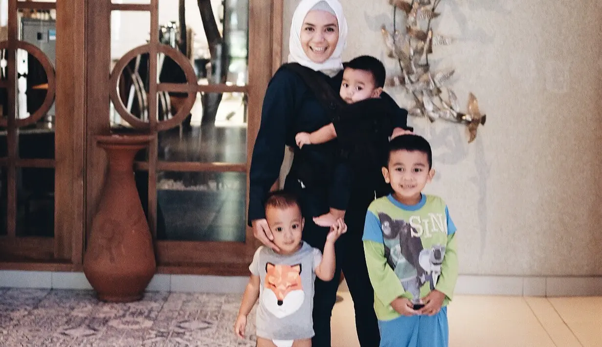"Memang kita berdua komitmen untuk gak pakai jasa baby sitter atau pun pengasuh anak-anak. Kita pengen banget bonding yang kita dapetin dari ngurus anak-anak,” kata Enno Lerian. (instagram/ennolerian_)