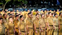 ASN Pemkot Bandung saat berikrar soal netralitas Pilkada 2024 di Plaza Balai Kota Bandung, Senin (29/7/2024). (Pemkot Bandung).