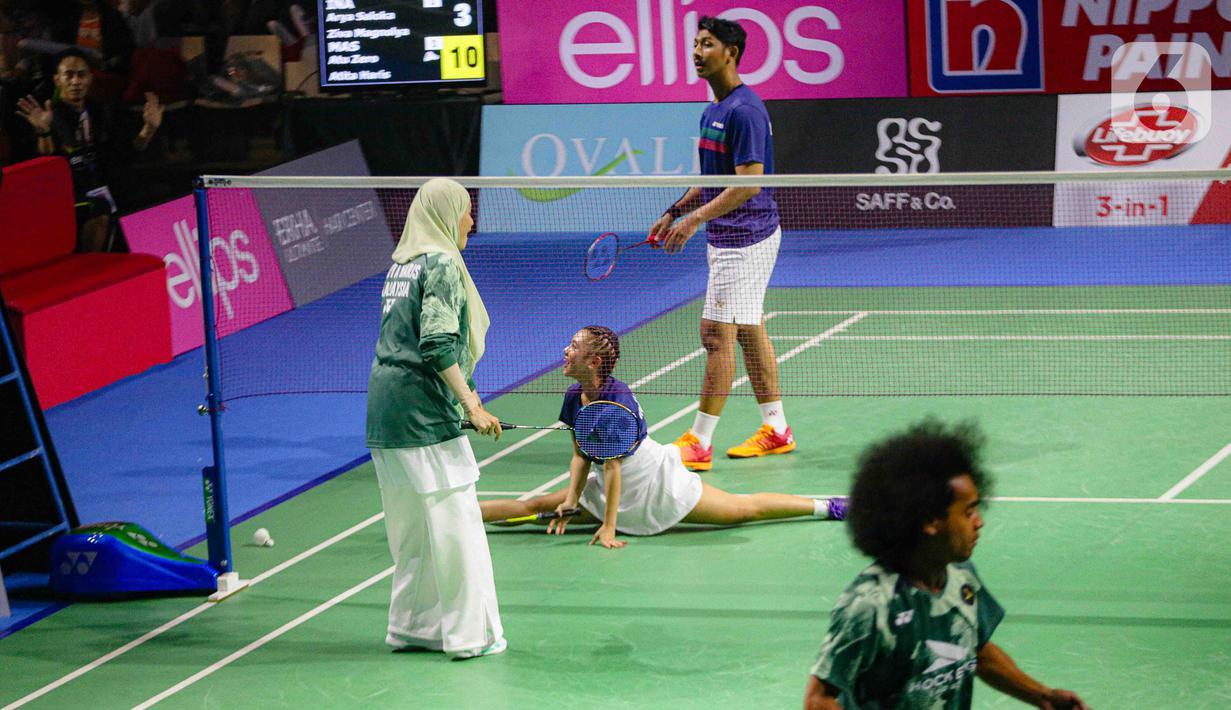 Arya Saloka/Ziva Magnolya unggul dengan skor 21-18, 14-21, 23-21. (Liputan6.com/Faizal Fanani)
