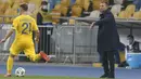 Pelatih Ukraina Andriy Shevchenko saat melihat pemainnya menghadapi Spanyol pada pertandingan UEFA Nations League di Olimpiyskiy Stadium, Kyiv, Ukraina, Selasa  (13/10/2020). Ukraina memenangkan pertandingan tersebut 1-0. (AP Photo/Efrem Lukatsky)