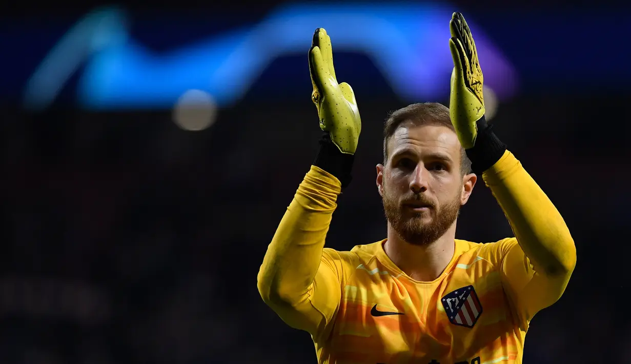 3. Jan Oblak (90 juta euro) - Kiper berusia 27 tahun ini tampil sangat apik dalam menjaga gawang Atletico Madrid. Dari delapan laganya, Jan Oblak enam kali melakukan clean sheets dan baru dua kali kebobolan di Liga Spanyol musim ini. (AFP/Oscar Del Pozo)