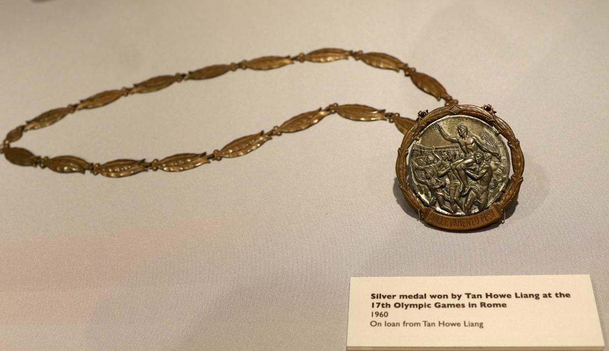 Medali perak Olimpiade Roma tahun 1960 pun di pamerkan di Museum Olah Raga Singapura. (Bola.com/Arief Bagus)