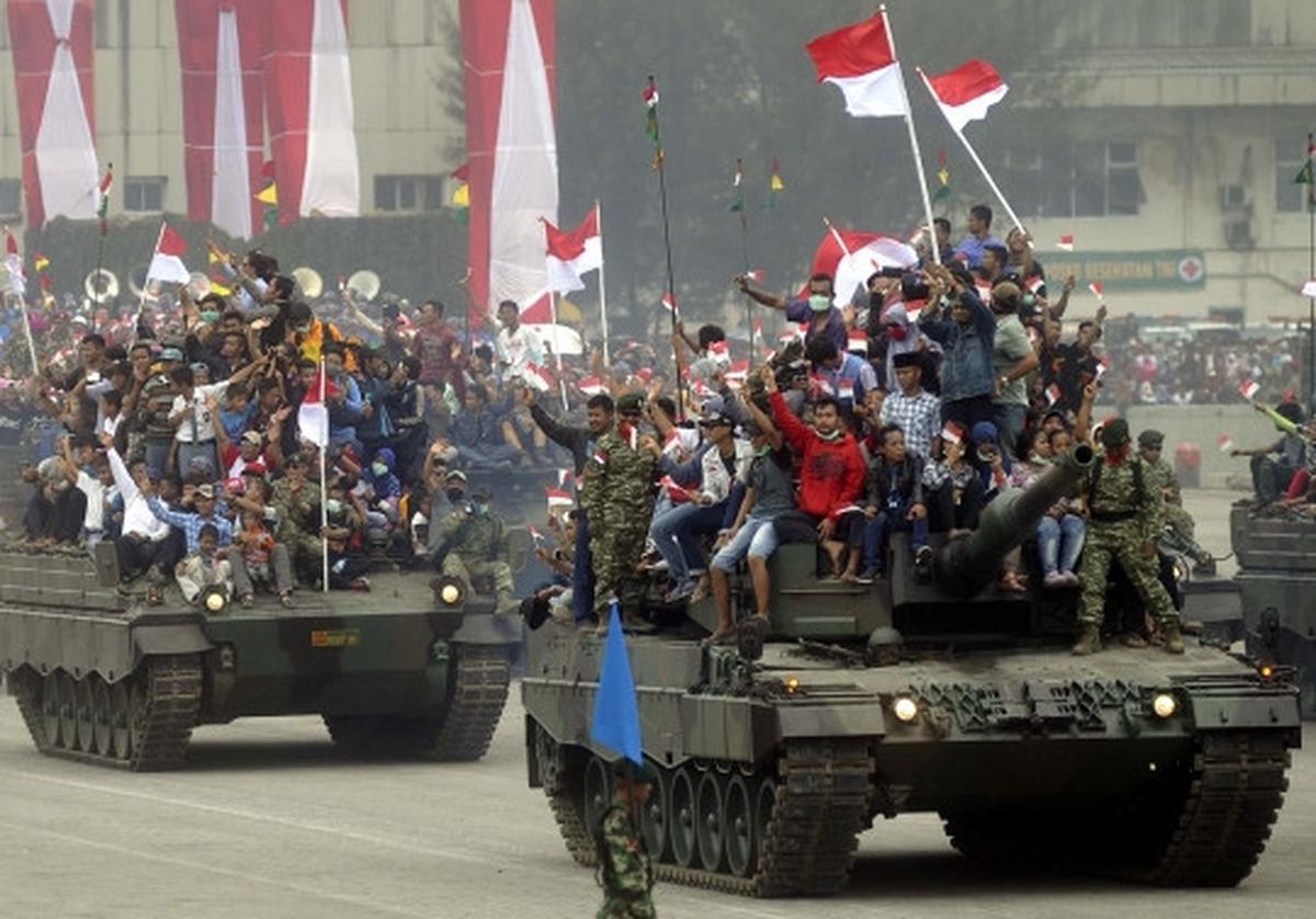 Antusiasme warga naik kendaraan kelas berat TNI