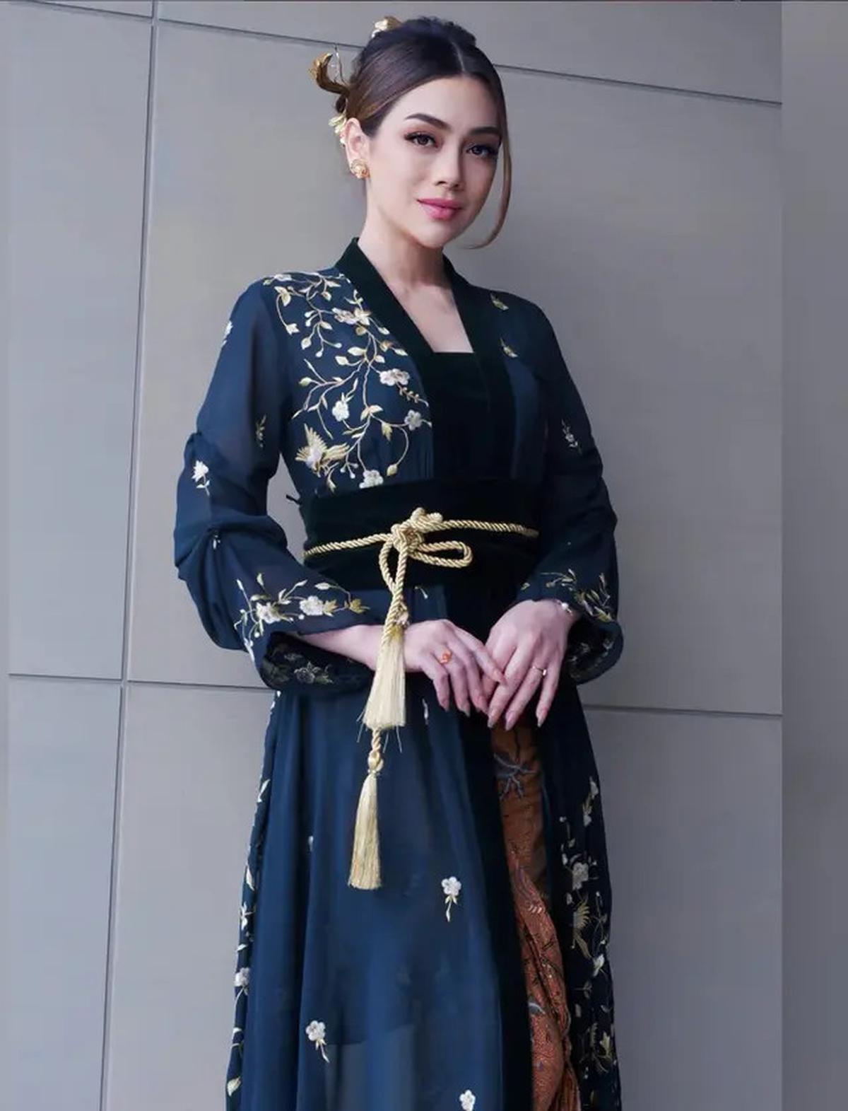 Tampil Unik dengan Kebaya Model Kimono, Lihat Pesonanya dari Penampilan Celine Evangelista hingga Tissa Biani