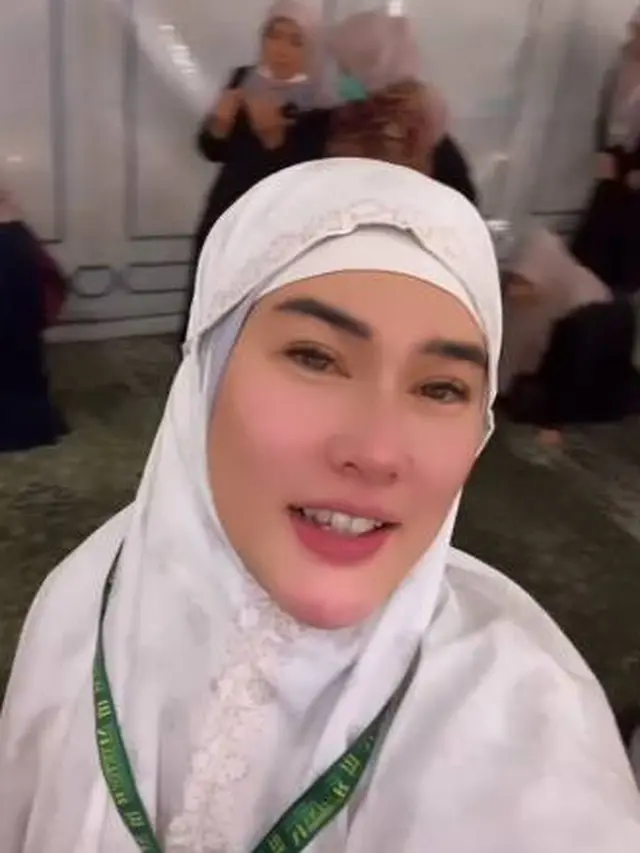 6 Potret Stevie Agnecya Jalani Umrah Pertama Kali Usai Menjadi Mualaf