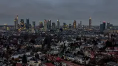 Lampu di gedung-gedung distrik perbankan di Frankfurt, Jerman, Rabu (29/12/2021). Kembang api tidak akan diizinkan di kota pada Malam Tahun Baru untuk menghindari penyebaran virus corona. (AP Photo/Michael Probst)