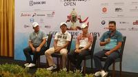 Pegolf Indonesia, George Gandranata (kedua dari kiri) siap memberi yang maksimal di Indonesia Open 2019 (Liputan6.com/Defri Saefullah)