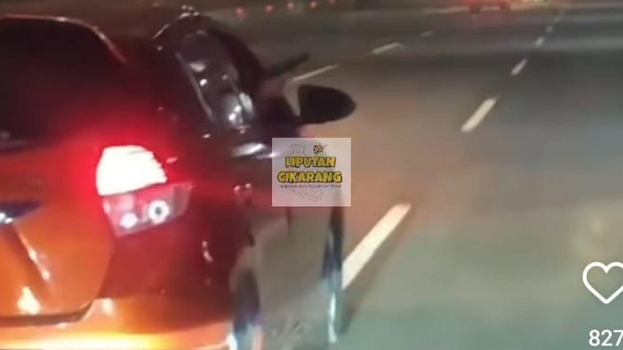 Viral Aksi Pengemudi Yaris Pamer Senjata di Tol Cikampek