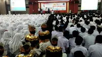 BNNP Jatim menggelar sosialisasi bahaya narkoba di kalangan pelajar di SMA Muhammadiyah 2 (Smamda), Sidoarjo. (Liputan6.com/Dian Kurniawan)