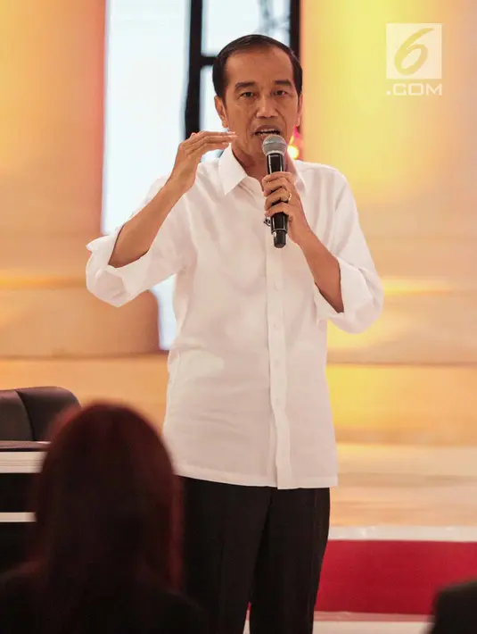 Calon presiden nomor urut 01 Joko Widodo atau Jokowi memberi paparannya dalam debat kedua Pilpres 2019 di Hotel Sultan, Jakarta, Minggu (17/2). Semua pertanyaan dalam debat kedua ini dirahasiakan. (Liputan6.com/Faizal Fanani)