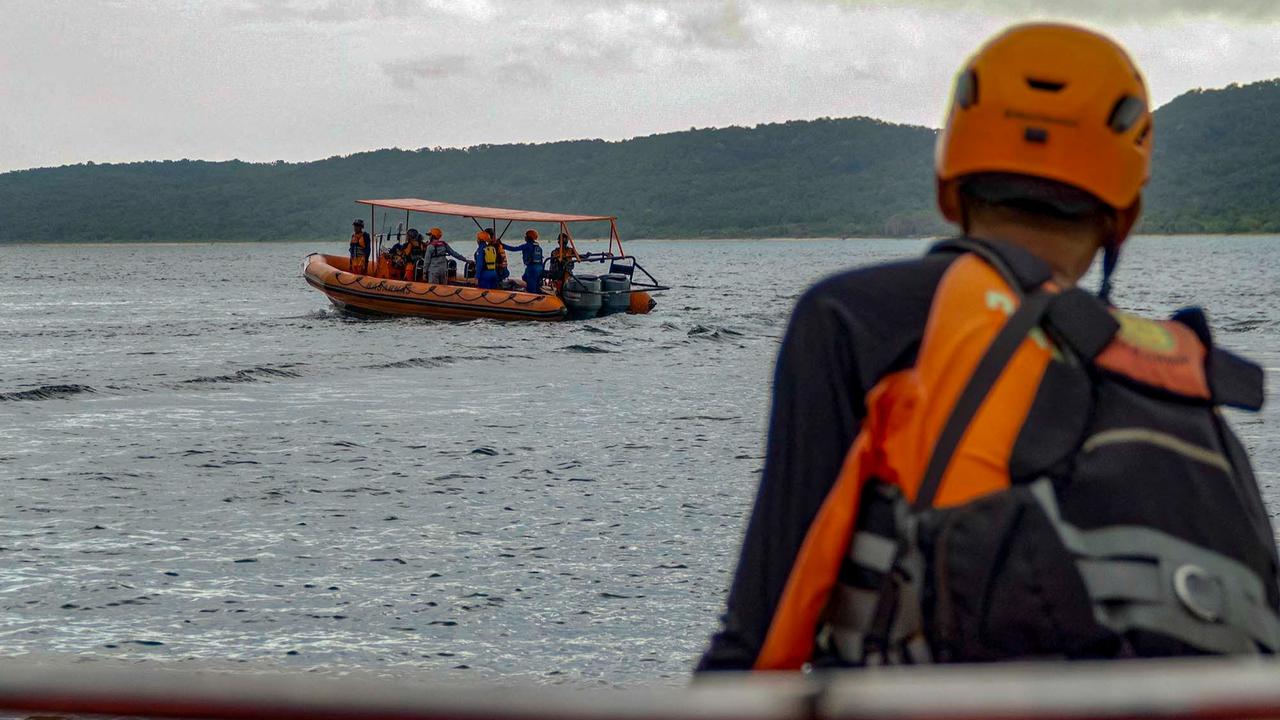 FOTO: Hari Kedua Pencarian Korban Tenggelamnya KMP Tunu Pratama Jaya, Tim SAR Hadapi Arus Deras Selat Bali