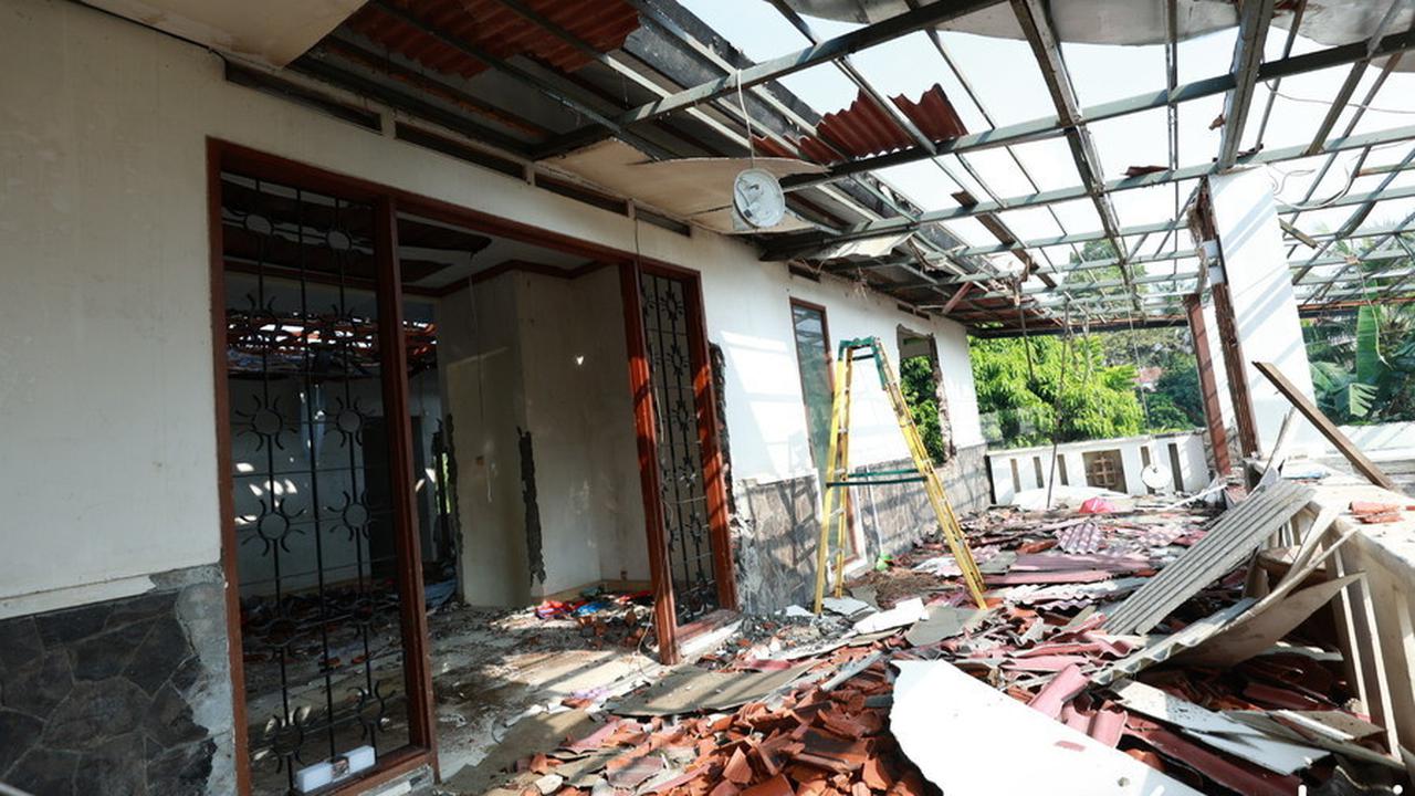 9 Potret Rumah Atalarik Syach yang Dieksekusi Aparat, Dinding Rumah Jebol dan Genteng Hancur