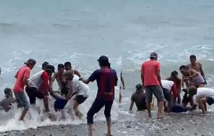 Detik-detik warga mengevakuasi korban tenggelam di Pantai Cukuh Batu Tanggamus, Lampung. (Istimewa).