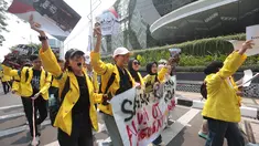 Sejumlah massa mahasiswa bergerak menuju gedung DPR untuk menyampaikan aspirasi di Jakarta, Kamis (27/8/2026). (KLY/Budy Santoso)