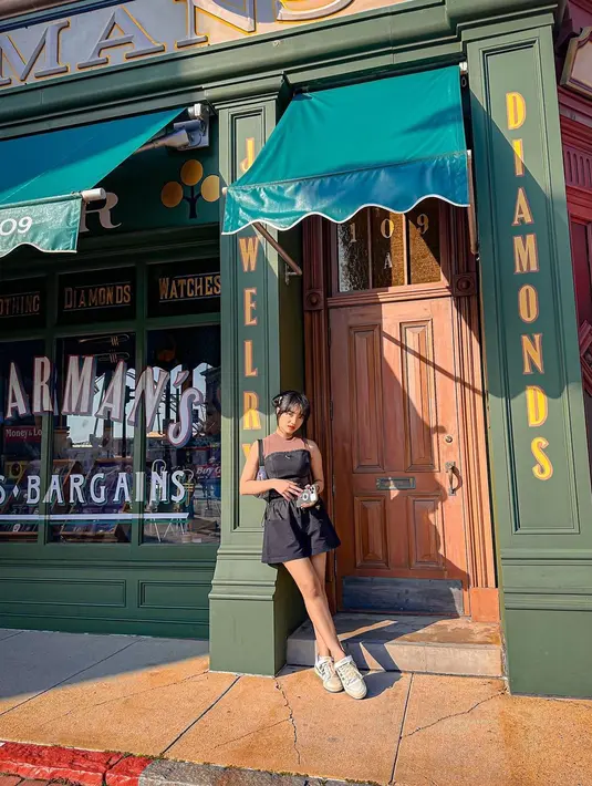 Penampilan manis Fuji saat berlibur mengenakan outfit serba hitam. Fuji memadukan atasan tanpa lengan dengan mini pants yang sama-sama berwarna hitam. [Foto: Instagram/fuji_an]