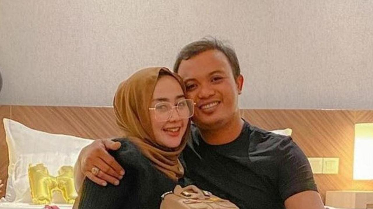 Sempat Viral karena Maki Anak Magang, Intip Kebersamaan Luluk Nuril dan Sang Suami
