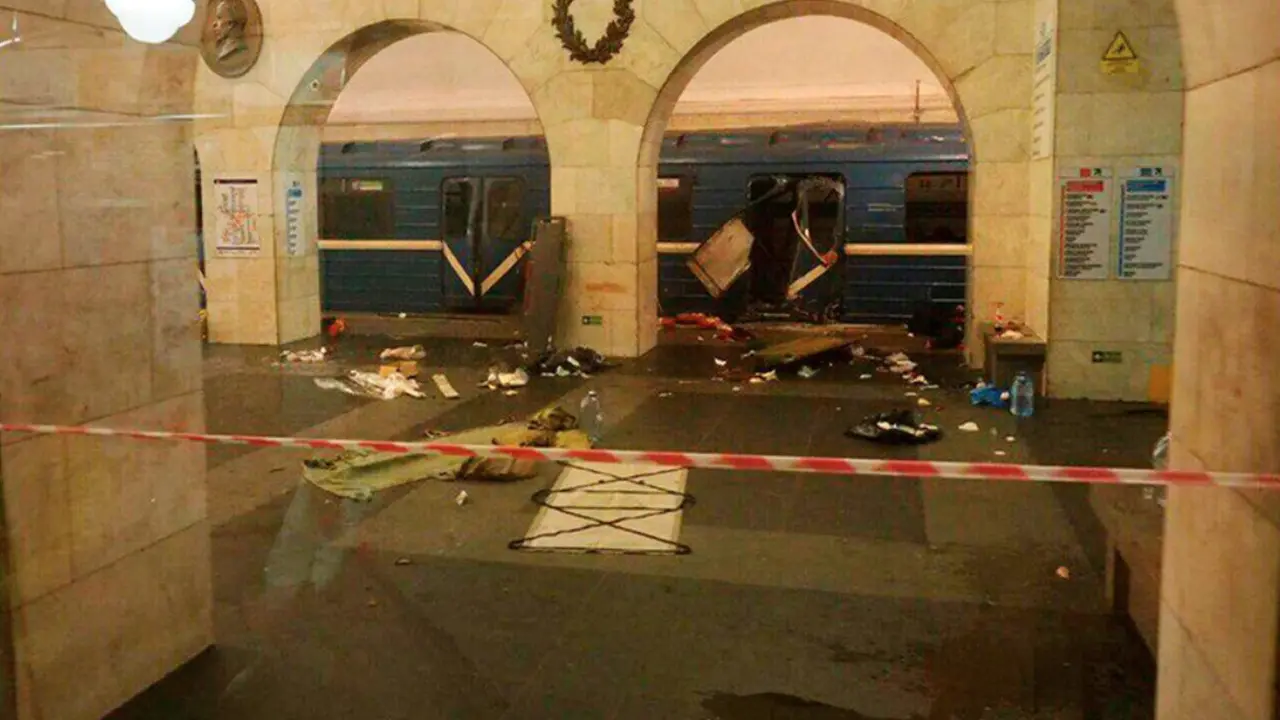 Akibat ledakan terlihat jelas di stasiun kereta bawah tanah Tekhnologichesky Institut.