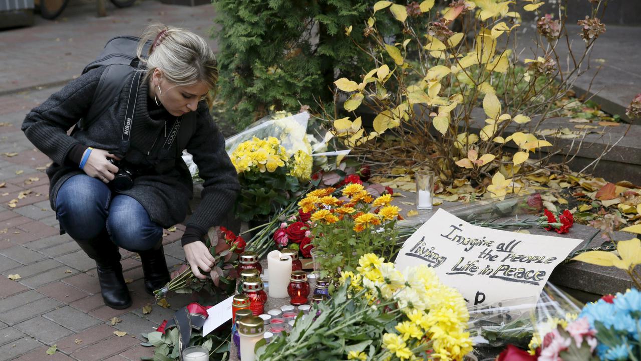 20151114-Karangan-Bunga-Korban-Bom-Perancis-Reuters