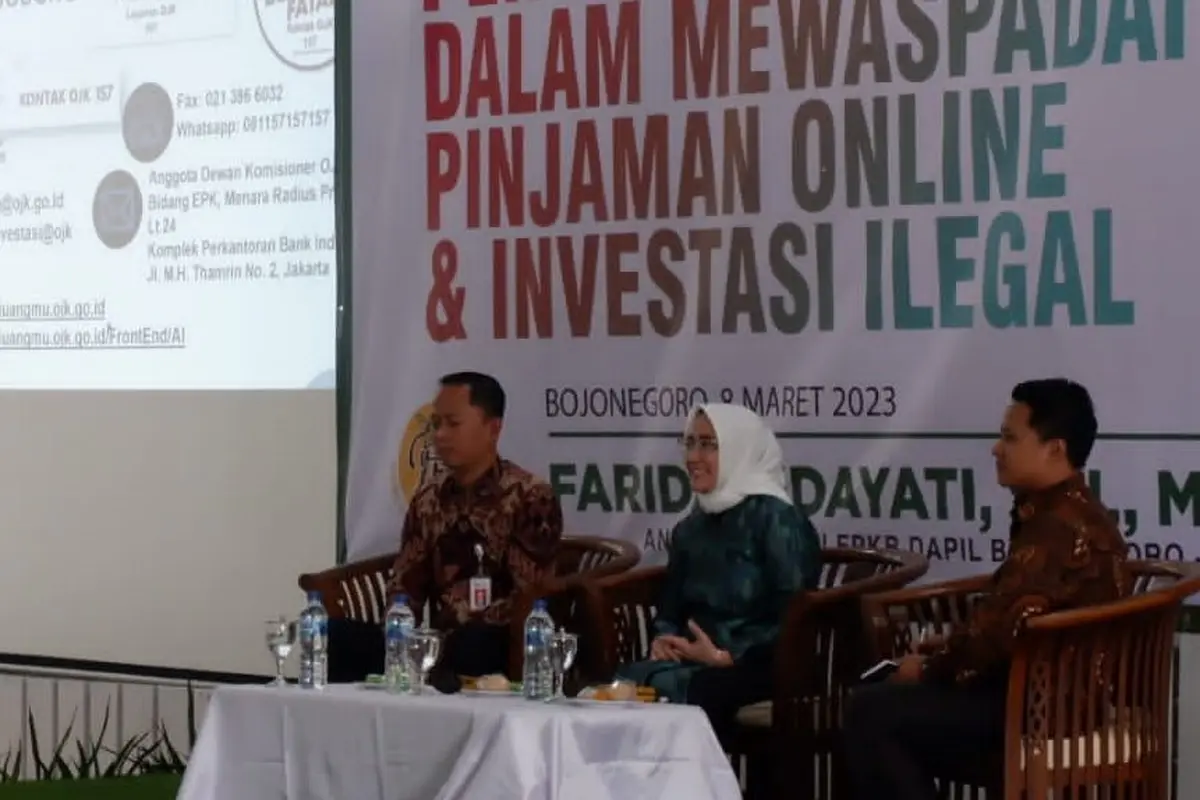 Farida Hidayati bersama Otoritas Jasa Keuangan (OJK) menggelar kegiatan Seminar Penyuluhan Jasa Keuangan yang bertajuk "Peran OJK Dalam Waspadai Pinjaman Online dan Investasi Ilegal" di Hotel MCM Bojonegoro, Rabu 8 Maret 2023. (Istimewa)
