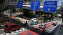 Sejumlah kendaraan melintasi Jalan Metro Pondok Indah, Jakarta, Senin (3/9). Penerapan sistem ganjil-genap di Jalan Metro Pondok Indah dihapus karena tidak ada kegiatan Asian Para Games di kawasan tersebut. (Liputan6.com/Johan Tallo)