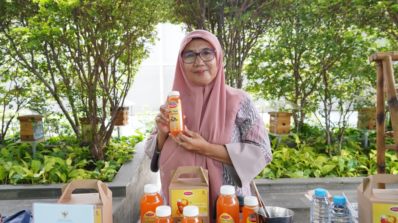 Pengusaha sirup markisa asal Garut, Enung.