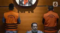 Mantan Sekretaris MA Nurhadi (belakang kanan) dan menantunya Rezky Hebriyono (belakang kiri) dihadirkan dalam konferensi pers di Gedung KPK, Jakarta, Selasa (2/6/2020). KPK resmi menahan Nurhadi dan Rezky terkait kasus dugaan suap pengurusan perkara di MA Tahun 2011-2016. (merdeka.com/Dwi Narwoko)