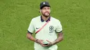 Neymar terlihat menghadiri laga tersebut setelah absen karena cedera yang ia terima pada matchday pertama Piala Dunia 2022 saat melawan Serbia. (AP/Alessandra Tarantino)
