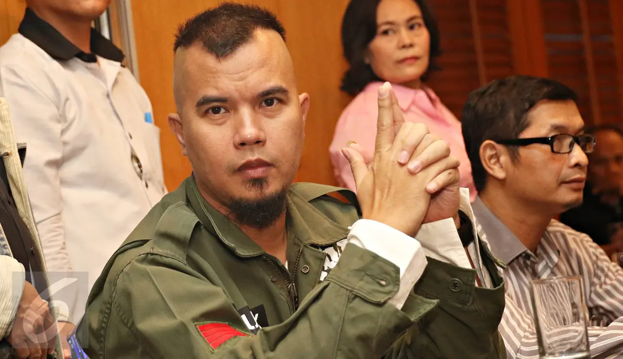 Musisi Ahmad Dhani hadir dalam acara pertemuan di Jakarta, Jumat (12/2). Selain silaturahmi, acara ini juga persiapan bagi calon gubernur DKI Jakarta pada Pilkada mendatang. (Liputan6.com/Immanuel Antonius)